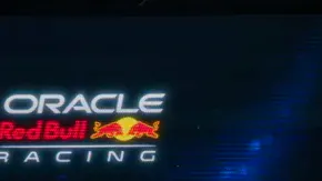 Presentación Red Bull Ford F1 2026 en Estados Unidos, RB car en escenario con luces y logo Oracle Red Bull Racing, lanzamiento temporada Detroit