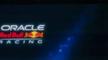 Presentación Red Bull Ford F1 2026 en Estados Unidos, RB car en escenario con luces y logo Oracle Red Bull Racing, lanzamiento temporada Detroit
