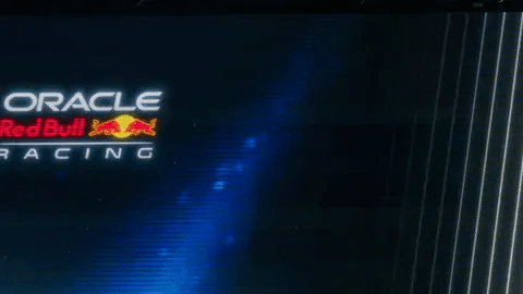 Presentación Red Bull Ford F1 2026 en Estados Unidos, RB car en escenario con luces y logo Oracle Red Bull Racing, lanzamiento temporada Detroit