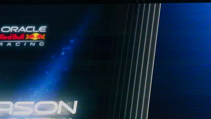 Presentación Red Bull Ford F1 2026 en Estados Unidos, RB car en escenario con luces y logo Oracle Red Bull Racing, lanzamiento temporada Detroit