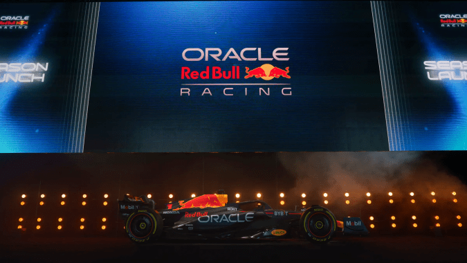 Presentación Red Bull Ford F1 2026 en Estados Unidos, RB car en escenario con luces y logo Oracle Red Bull Racing, lanzamiento temporada Detroit