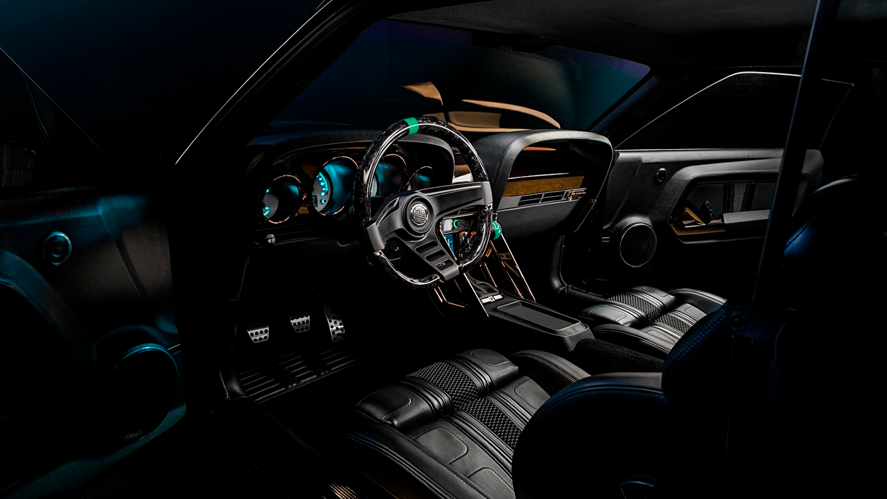 Ringbrothers Kingpin Mustang tiene un interior de cuero negro.