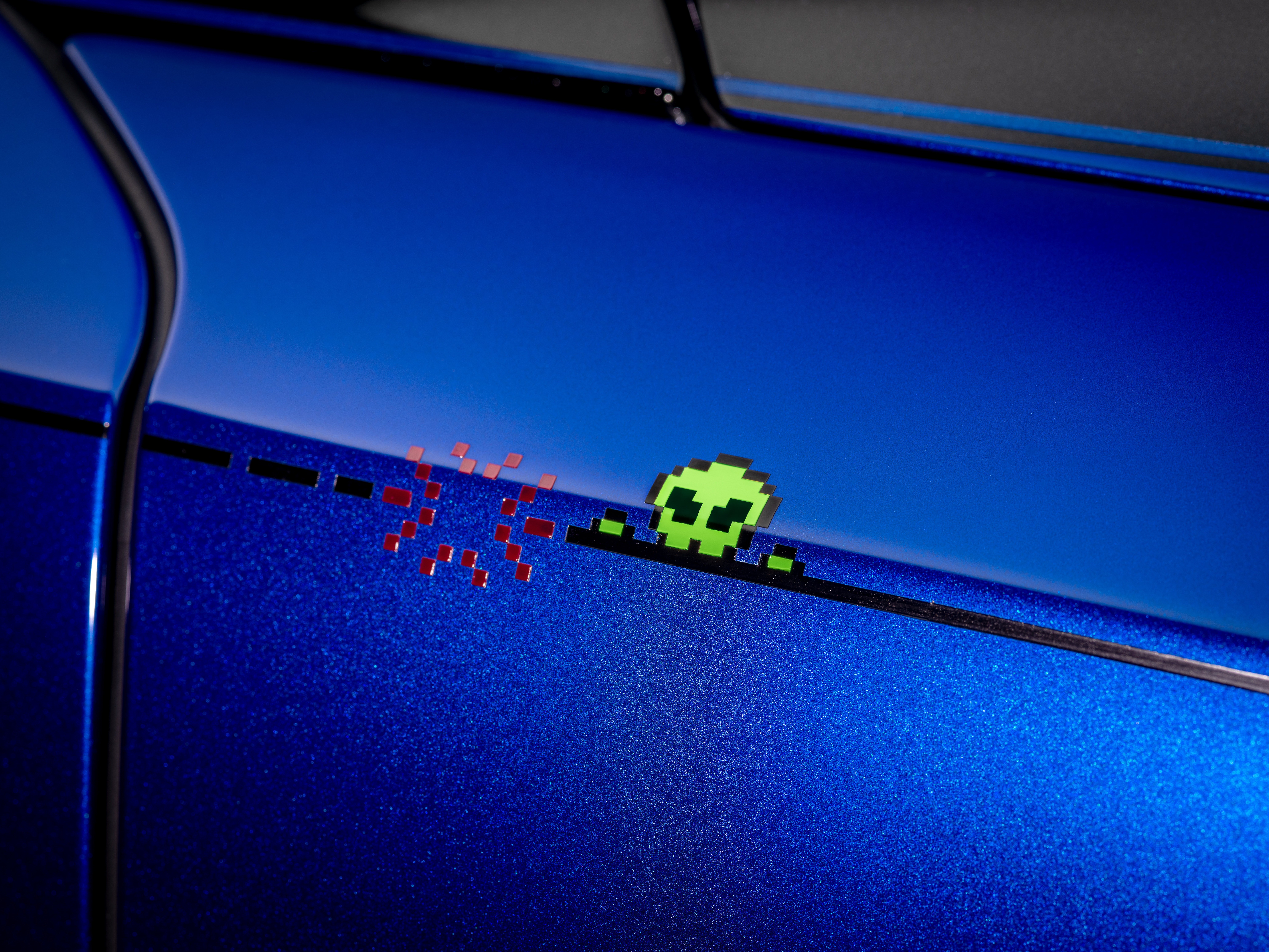 Rolls-Royce Black Badge Ghost Gamer tiene detalles de alienígenas en su exterior.