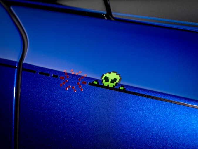 Rolls-Royce Black Badge Ghost Gamer tiene detalles de alienígenas en su exterior.