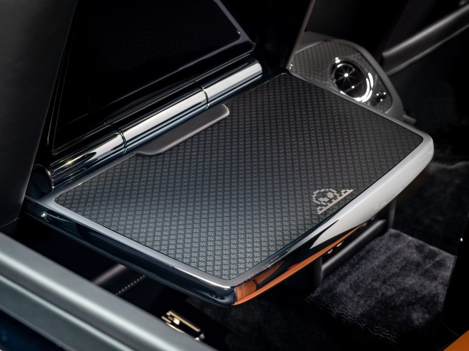 Rolls-Royce Black Badge Ghost Gamer tiene detalles de videojuegos 8 bits.