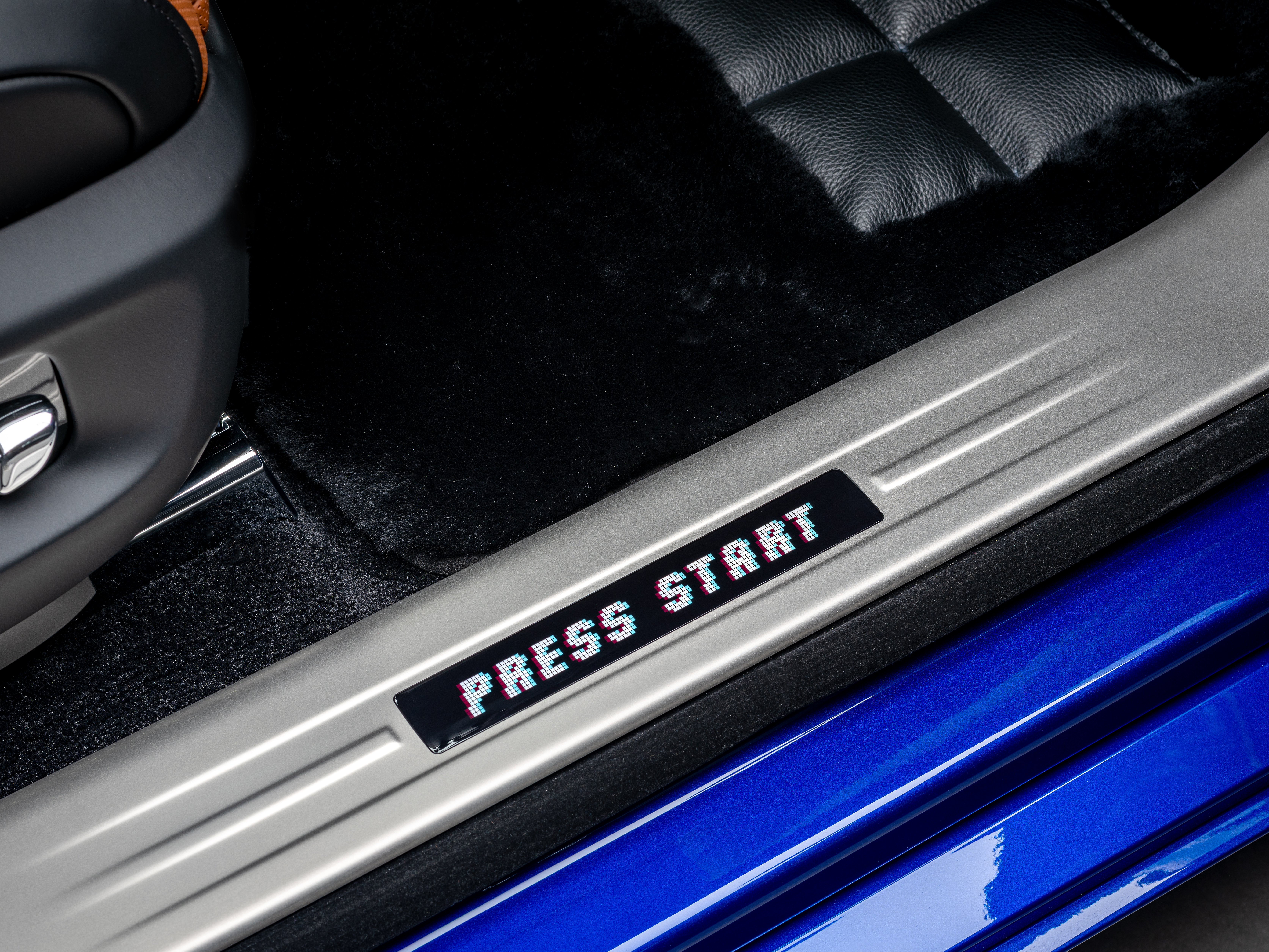 Rolls-Royce Black Badge Ghost Gamer tiene varios detalles de juegos árcade.