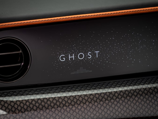 Rolls-Royce Black Badge Ghost Gamer tiene partes inspiradas en una nave espacial.