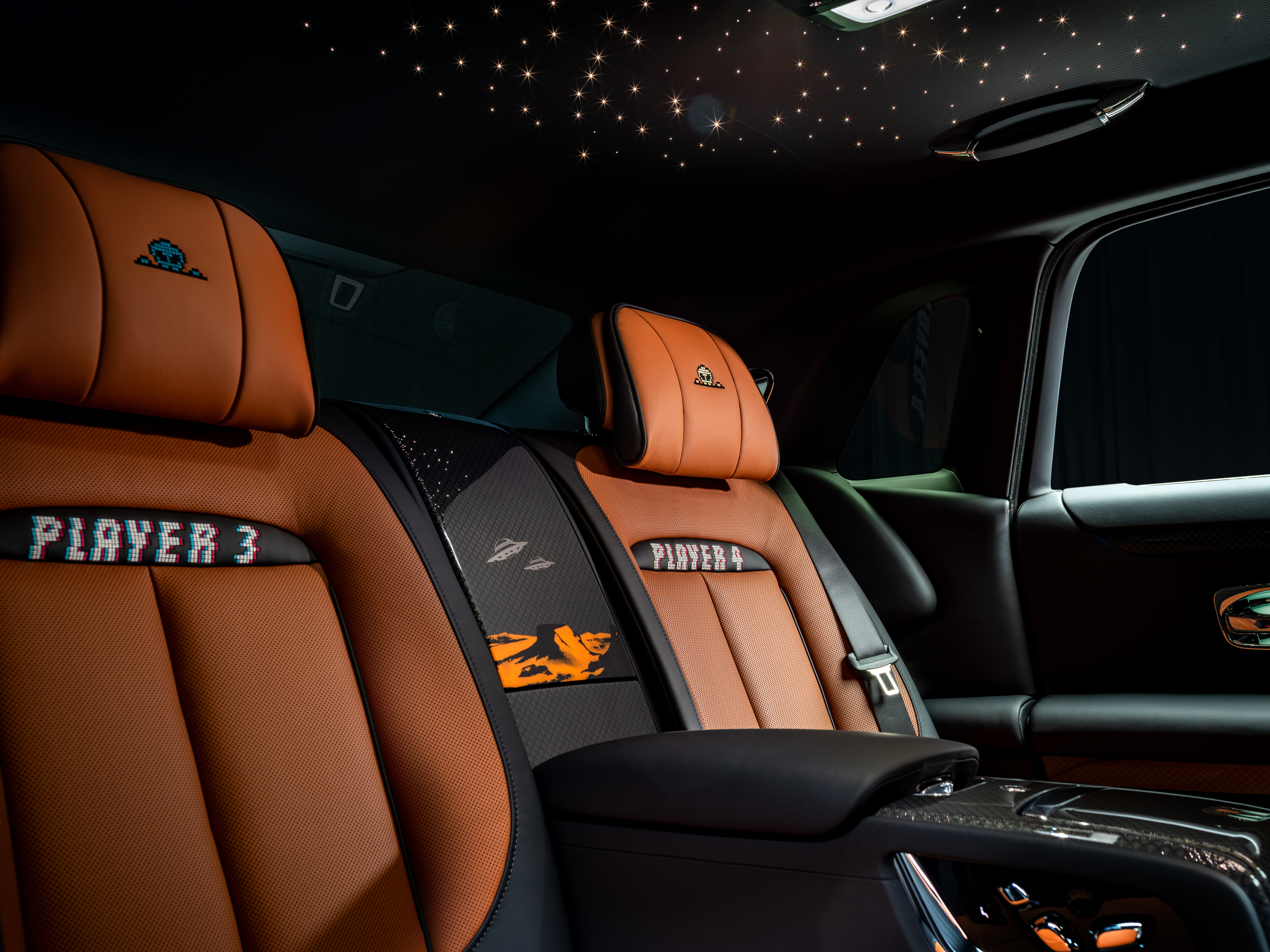 Rolls-Royce Black Badge Ghost Gamer tiene insiginias de jugador 1,2,3 y 4 para cada asiento.