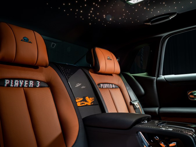 Rolls-Royce Black Badge Ghost Gamer tiene insiginias de jugador 1,2,3 y 4 para cada asiento.