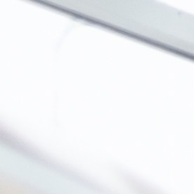 Compra o alquiler de coches. Jóvenes cónyuges positivos hablando con un vendedor sobre comprar un auto nuevo en el concesionario