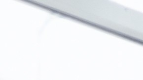 Compra o alquiler de coches. Jóvenes cónyuges positivos hablando con un vendedor sobre comprar un auto nuevo en el concesionario