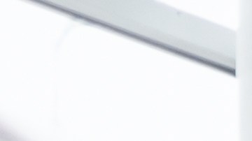 Compra o alquiler de coches. Jóvenes cónyuges positivos hablando con un vendedor sobre comprar un auto nuevo en el concesionario