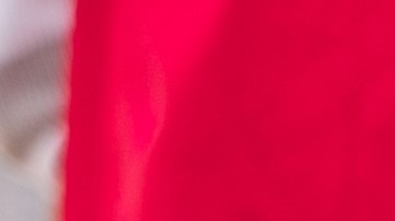 Vista interior de un Honda Civic EG EH EJ extremadamente personalizado con Vacantes de carreras de color verde neón, un tablero de instrumentos de tableta y un volante único inspirado en Dragon Ball