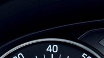 Sensor de fatiga en el tablero de un auto Volkswagen.