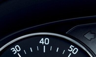 Sensor de fatiga en el tablero de un auto Volkswagen.