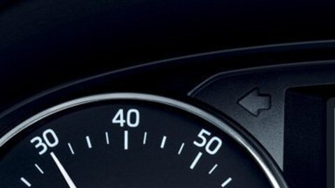 Sensor de fatiga en el tablero de un auto Volkswagen.