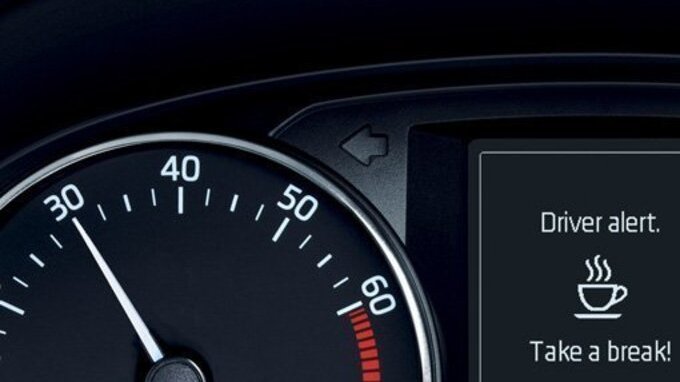 Sensor de fatiga en el tablero de un auto Volkswagen.