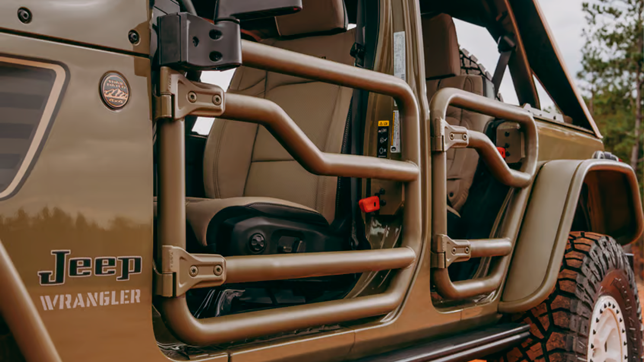 Jeep Wrangler Commando por Fox Factory Vehicles tiene puertas tubulares.