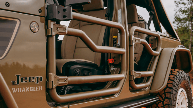 Jeep Wrangler Commando por Fox Factory Vehicles tiene puertas tubulares.