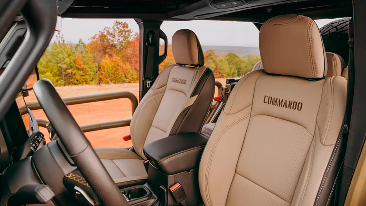 Jeep Wrangler Commando por Fox Factory Vehicles tiene asientos en piel.