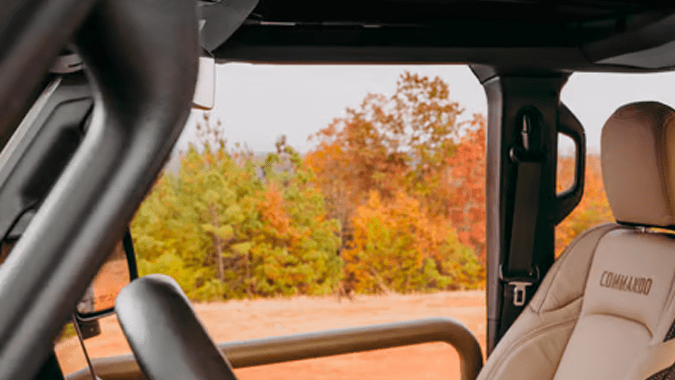 Jeep Wrangler Commando por Fox Factory Vehicles tiene asientos en piel.