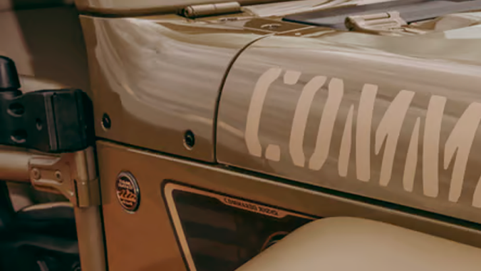 Jeep Wrangler Commando por Fox Factory Vehicles es un homenaje a los militares.