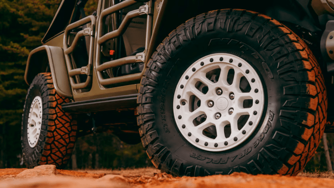 Jeep Wrangler Commando por Fox Factory Vehicles usa neumáticos de 37 pulgadas.