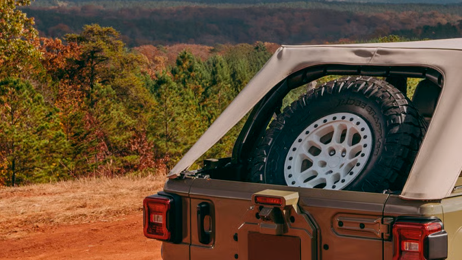 Jeep Wrangler Commando por Fox Factory Vehicles tiene un techo de lona.