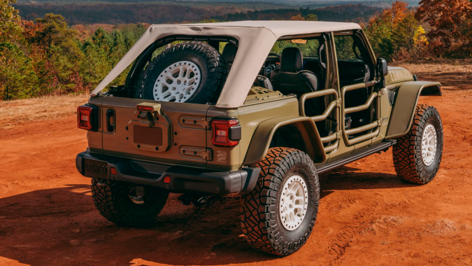 Jeep Wrangler Commando por Fox Factory Vehicles tiene un techo de lona.