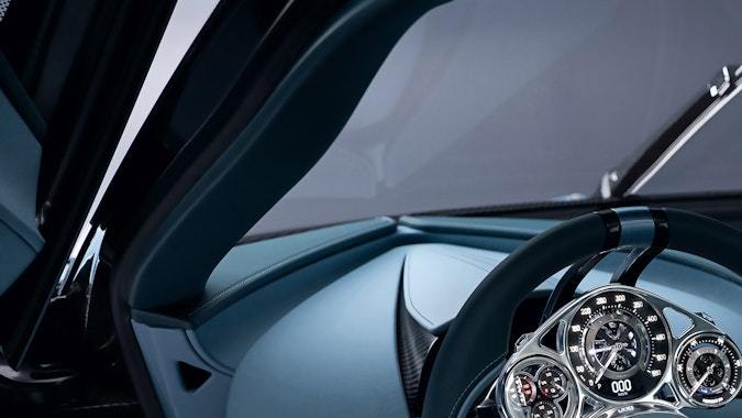 Interior minimalista Bugatti Tourbillon azul, tablero limpio casi sin pantallas, consola central metálica y asientos de cuero, lujo artesanal en hiperdeportivo exclusivo.