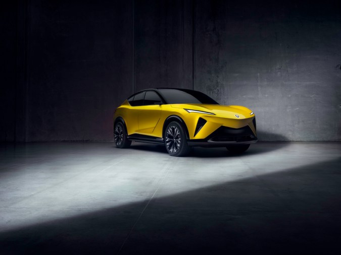 Acura RSX eléctrico prototipo amarillo, crossover deportivo 2026, diseño agresivo y enfoque en rendimiento, nuevo contendiente entre los mejores autos eléctricos.