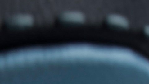 Interior Bugatti Tourbillon, detalle del cuadro de instrumentos analógico tipo reloj suizo, sin pantallas, lujo extremo en hiperdeportivo más caro del mundo.