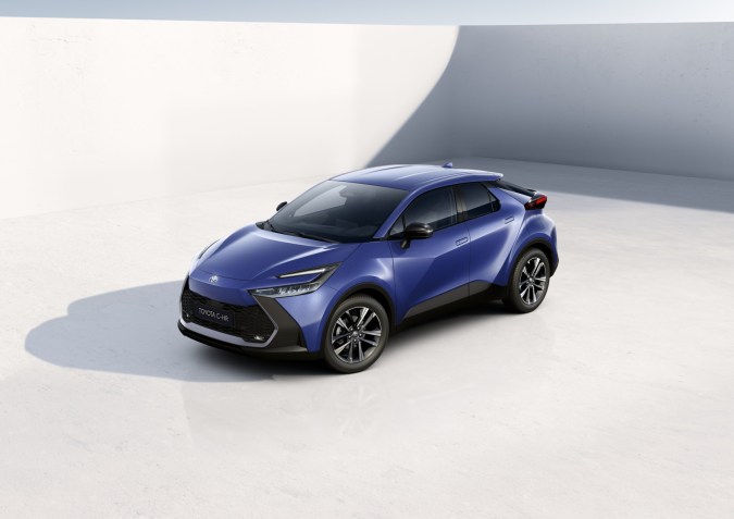 Toyota C-HR 2026 azul, SUV compacto eléctrico ideal para ciudad, diseño coupé y eficiencia, entre los mejores autos eléctricos urbanos 2026.