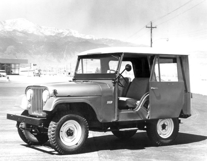 Jeep CJ-5 1960 clásico, antecesor del Wrangler, vehículo todoterreno histórico de Jeep, fotografía en blanco y negro lateral.