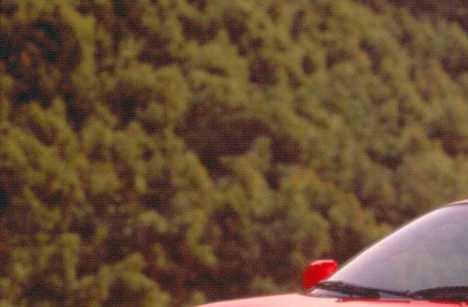 Toyota MR2 1994 rojo, deportivo japonés clásico de motor central, coupé compacto sobre carretera, leyenda de Toyota con diseño noventero icónico.