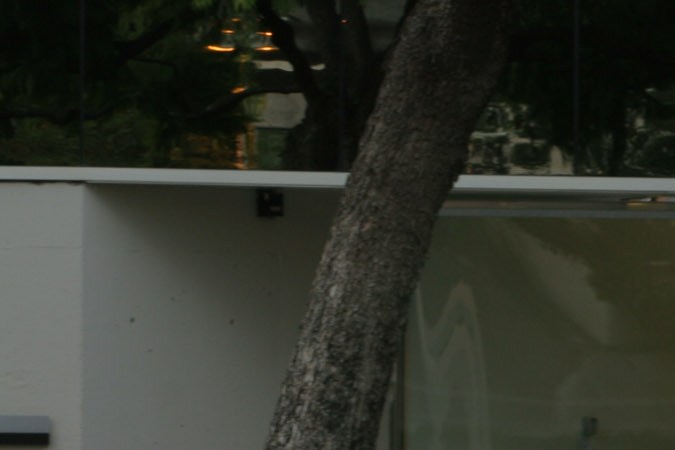 Mazda3 2006 gris estacionado frente a edificio moderno, sedán compacto usado con diseño deportivo.