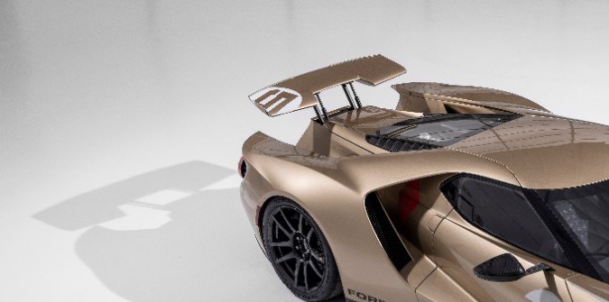 Ford GT Holman Moody Heritage Edition dorado y rojo, superdeportivo de edición limitada que rinde homenaje a la victoria en Le Mans 1966.