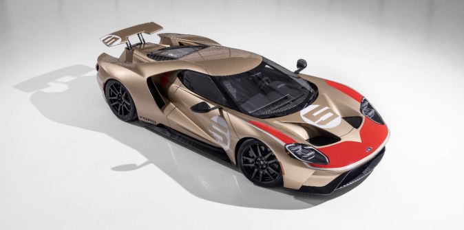 Ford GT Holman Moody Heritage Edition dorado y rojo, superdeportivo de edición limitada que rinde homenaje a la victoria en Le Mans 1966.