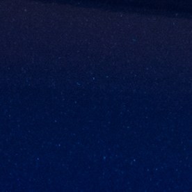 Emblema cromado ALTIMA sobre tapa trasera azul, junto a calavera roja, destacando logotipo del sedán Nissan.