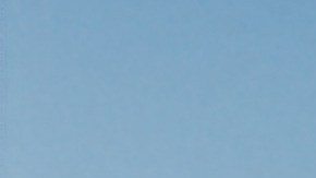 Jeep Wrangler Rubicon Whitecap 2026 naranja y blanco, 4x4 en paisaje nevado, edición conmemorativa 85 años Jeep.