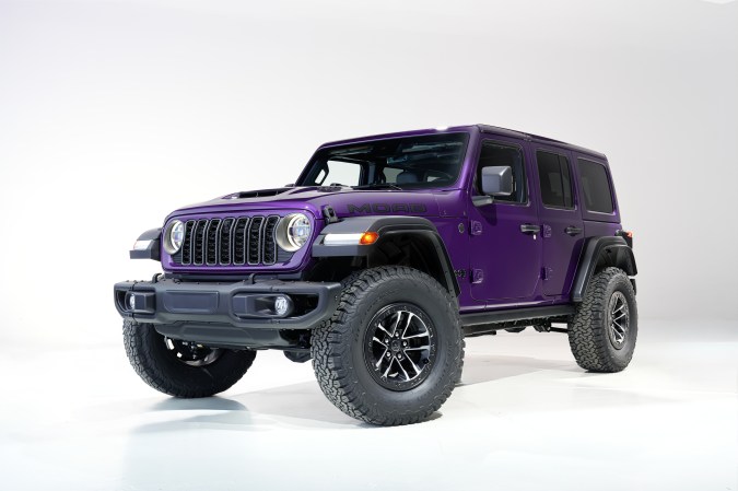 Jeep Wrangler Moab 392 2026 morado, todoterreno 4x4 de alto rendimiento, edición limitada aniversario 85 años, vista frontal en estudio.