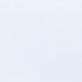 Nissan Pathfinder 2026 azul estacionada frente a una casa de campo, mostrando nuevo diseño frontal SUV mediana familiar.