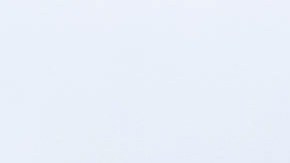 Nissan Pathfinder 2026 azul estacionada frente a una casa de campo, mostrando nuevo diseño frontal SUV mediana familiar.