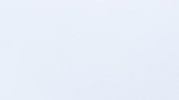 Nissan Pathfinder 2026 azul estacionada frente a una casa de campo, mostrando nuevo diseño frontal SUV mediana familiar.