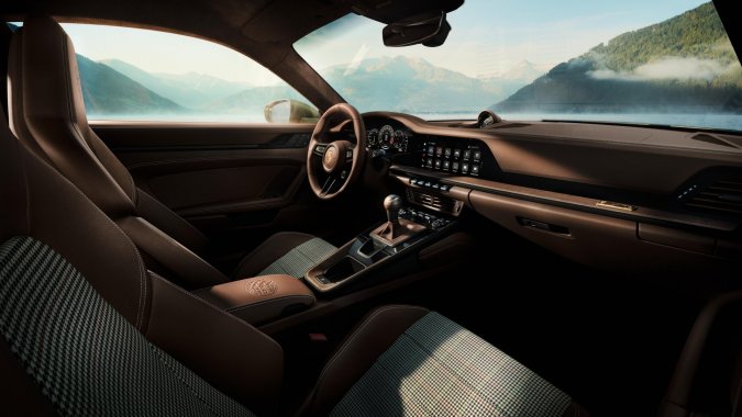 Porsche 911 GT3 90 FA 2027 tiene un interior elegante.