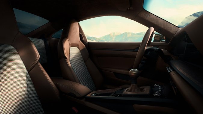 Porsche 911 GT3 90 FA 2027 tiene un interior elegante tapizado en tela con cuero.