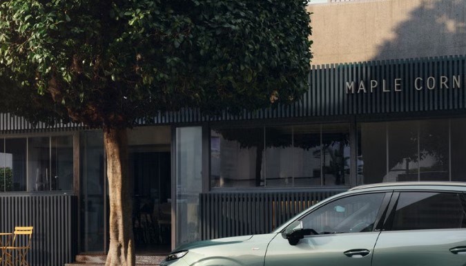 Audi Q3 2026 verde estacionado en ciudad, SUV premium compacto con nuevo diseño exterior y enfoque familiar, ideal para contenido sobre Audi Q3 2026.