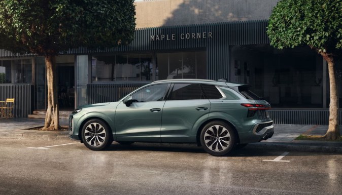 Audi Q3 2026 verde estacionado en ciudad, SUV premium compacto con nuevo diseño exterior y enfoque familiar, ideal para contenido sobre Audi Q3 2026.