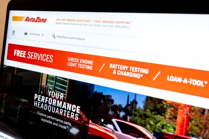 Sitio web de autozona que muestra piezas de automóviles, servicios gratuitos y herramientas en una pantalla de computadora portátil