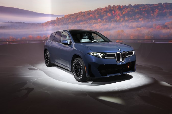 BMW iX3 50 xDrive estacionado, SUV eléctrico premium 2026 con gran autonomía y diseño moderno, uno de los mejores autos eléctricos para familias.